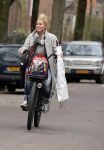 Amsterdam 22 maart 2016
Bridget Maasland met zoontje Mees op de fiets.