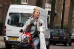 Amsterdam 22 maart 2016
Bridget Maasland met zoontje Mees op de fiets.