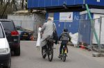 Amsterdam 22 maart 2016
Bridget Maasland met zoontje Mees op de fiets.