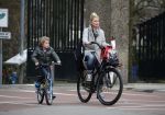 Amsterdam 22 maart 2016
Bridget Maasland met zoontje Mees op de fiets.