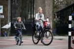 Amsterdam 22 maart 2016
Bridget Maasland met zoontje Mees op de fiets.