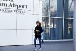 Schiphol 8 februari 2016
Christie Bokma verlaat het sheraton hotel op schiphol. Rafael v d Vaart liep binnendoor naar de vertrekhal.
