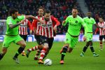 Eindhoven, 20 Maart 2016 Kompetitiewedstrijd PSV-AJAX, eindstand 0-2
Davy Propper in duel met Nemanja Gudelj
