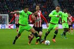Eindhoven, 20 Maart 2016 Kompetitiewedstrijd PSV-AJAX, eindstand 0-2
Davy Propper in duel met Nemanja Gudelj