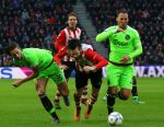 Eindhoven, 20 Maart 2016 Kompetitiewedstrijd PSV-AJAX, eindstand 0-2
Davy Propper in duel met Nemanja Gudelj