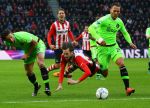Eindhoven, 20 Maart 2016 Kompetitiewedstrijd PSV-AJAX, eindstand 0-2
Davy Propper in duel met Nemanja Gudelj