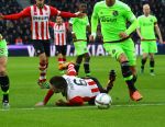 Eindhoven, 20 Maart 2016 Kompetitiewedstrijd PSV-AJAX, eindstand 0-2
Davy Propper in duel met Nemanja Gudelj
