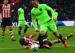 Eindhoven, 20 Maart 2016 Kompetitiewedstrijd PSV-AJAX, eindstand 0-2
Davy Propper in duel met Nemanja Gudelj