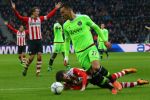 Eindhoven, 20 Maart 2016 Kompetitiewedstrijd PSV-AJAX, eindstand 0-2
Davy Propper in duel met Nemanja Gudelj