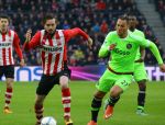 Eindhoven, 20 Maart 2016 Kompetitiewedstrijd PSV-AJAX, eindstand 0-2
Davy Propper in duel met Nemanja Gudelj