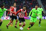 Eindhoven, 20 Maart 2016 Kompetitiewedstrijd PSV-AJAX, eindstand 0-2
Davy Propper in duel met Nemanja Gudelj