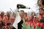 Lisse 9 april 2016
Doop van tulip Estavana Polman in de keukenhof. Estavana is de nieuwe vriendin van Rafael v d Vaart. Haar ouders zijn ook aanwezig.