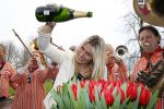 Lisse 9 april 2016
Doop van tulip Estavana Polman in de keukenhof. Estavana is de nieuwe vriendin van Rafael v d Vaart. Haar ouders zijn ook aanwezig.