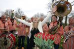 Lisse 9 april 2016
Doop van tulip Estavana Polman in de keukenhof. Estavana is de nieuwe vriendin van Rafael v d Vaart. Haar ouders zijn ook aanwezig.