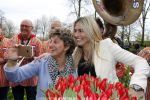 Lisse 9 april 2016
Doop van tulip Estavana Polman in de keukenhof. Estavana is de nieuwe vriendin van Rafael v d Vaart. Haar ouders zijn ook aanwezig.