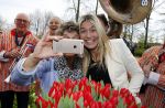 Lisse 9 april 2016
Doop van tulip Estavana Polman in de keukenhof. Estavana is de nieuwe vriendin van Rafael v d Vaart. Haar ouders zijn ook aanwezig.