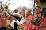 Lisse 9 april 2016
Doop van tulip Estavana Polman in de keukenhof. Estavana is de nieuwe vriendin van Rafael v d Vaart. Haar ouders zijn ook aanwezig.