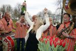 Lisse 9 april 2016
Doop van tulip Estavana Polman in de keukenhof. Estavana is de nieuwe vriendin van Rafael v d Vaart. Haar ouders zijn ook aanwezig.