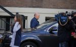 Amsterdam 30 maart 2016
DE Koning van Marokko vertrekt vanuit het Wasldorf Astoriua hotel. Directeur Roberto Payer (directeur Waldorf Astoria) zwaait hem uit. Buiten staan 1000 marokaanen/ fans om hem aan te moedigen. Beveiliger Nederlands koninklijk huis