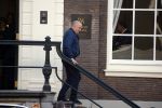 Amsterdam 30 maart 2016
DE Koning van Marokko vertrekt vanuit het Wasldorf Astoriua hotel. Directeur Roberto Payer (directeur Waldorf Astoria) zwaait hem uit. Buiten staan 1000 marokaanen/ fans om hem aan te moedigen. Beveiliger Nederlands koninklijk huis
