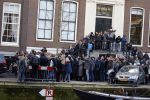 Amsterdam 30 maart 2016
DE Koning van Marokko vertrekt vanuit het Wasldorf Astoriua hotel. Directeur Roberto Payer (directeur Waldorf Astoria) zwaait hem uit. Buiten staan 1000 marokaanen/ fans om hem aan te moedigen.