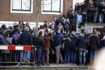 Amsterdam 30 maart 2016
DE Koning van Marokko vertrekt vanuit het Wasldorf Astoriua hotel. Directeur Roberto Payer (directeur Waldorf Astoria) zwaait hem uit. Buiten staan 1000 marokaanen/ fans om hem aan te moedigen.