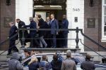 Amsterdam 30 maart 2016
DE Koning van Marokko vertrekt vanuit het Wasldorf Astoriua hotel. Directeur Roberto Payer (directeur Waldorf Astoria) zwaait hem uit. Buiten staan 1000 marokaanen/ fans om hem aan te moedigen.