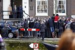 Amsterdam 30 maart 2016
DE Koning van Marokko vertrekt vanuit het Wasldorf Astoriua hotel. Directeur Roberto Payer (directeur Waldorf Astoria) zwaait hem uit. Buiten staan 1000 marokaanen/ fans om hem aan te moedigen.