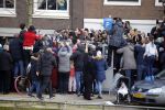 Amsterdam 30 maart 2016
DE Koning van Marokko vertrekt vanuit het Wasldorf Astoriua hotel. Directeur Roberto Payer (directeur Waldorf Astoria) zwaait hem uit. Buiten staan 1000 marokaanen/ fans om hem aan te moedigen.
