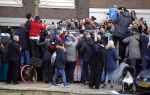 Amsterdam 30 maart 2016
DE Koning van Marokko vertrekt vanuit het Wasldorf Astoriua hotel. Directeur Roberto Payer (directeur Waldorf Astoria) zwaait hem uit. Buiten staan 1000 marokaanen/ fans om hem aan te moedigen.