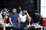Amsterdam 10 april 2016
vlnr Achmed Akkabi Sef Geza Weisz en Gio op terras