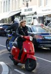Amsterdam 14 maart 2016 
Gigi Ravelli op haar scooter op de pc hooftstraat