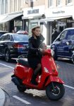 Amsterdam 14 maart 2016 
Gigi Ravelli op haar scooter op de pc hooftstraat