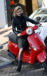 Amsterdam 14 maart 2016 
Gigi Ravelli op haar scooter op de pc hooftstraat