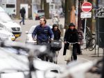Amsterdam 23 maart 2016 
Gijs Staverman met (een) vriendin op de fiets in Amsterdam.