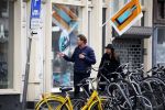 Amsterdam 23 maart 2016 
Gijs Staverman met (een) vriendin op de fiets in Amsterdam.