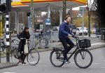 Amsterdam 23 maart 2016 
Gijs Staverman met (een) vriendin op de fiets in Amsterdam.