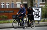 Amsterdam 23 maart 2016 
Gijs Staverman met (een) vriendin op de fiets in Amsterdam.