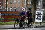 Amsterdam 23 maart 2016 
Gijs Staverman met (een) vriendin op de fiets in Amsterdam.