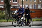 Amsterdam 23 maart 2016 
Gijs Staverman met (een) vriendin op de fiets in Amsterdam.