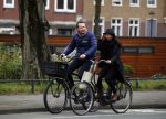 Amsterdam 23 maart 2016 
Gijs Staverman met (een) vriendin op de fiets in Amsterdam.