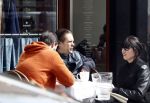 Amsterdam 14 april 2016
Hans Teeuwen met zijn vriendin en een kennis op terras.