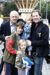Blaricum 20 augustus 2008
Jan Mol met zijn zoon Michiel en kinderen op de kermis van Blaricum.
Peter Smulders bv