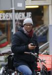 Amsterdam 11 maart 2016
Jimmy Geduld bellend op straat.