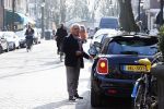 Amsterdam 12 maart 2016 
Joop Braakhekke met zijn mini cooper in Amsterdam zuid.