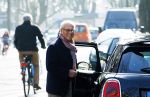 Amsterdam 12 maart 2016 
Joop Braakhekke met zijn mini cooper in Amsterdam zuid.
