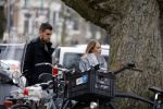 Amsterdam 22 maart 2016 
Kevin Strootman met zijn vriendin Thara Pols op de cornelis schuytstraat