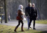 Amsterdam 12 maart 2016 
Lauren Verster met haar nieuwe vriend Jasper Diepeveen en Kimberley Klaver bij de bosbaan.