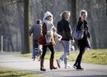 Amsterdam 12 maart 2016 
Lauren Verster met haar nieuwe vriend Jasper Diepeveen en Kimberley Klaver bij de bosbaan.