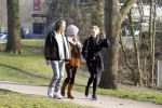 Amsterdam 12 maart 2016 
Lauren Verster met haar nieuwe vriend Jasper Diepeveen en Kimberley Klaver bij de bosbaan.
